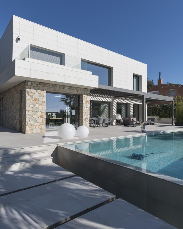 Habitatge unifamiliar aillat amb piscina desbordant a Ametlla del Valles | Chacosa Construccions