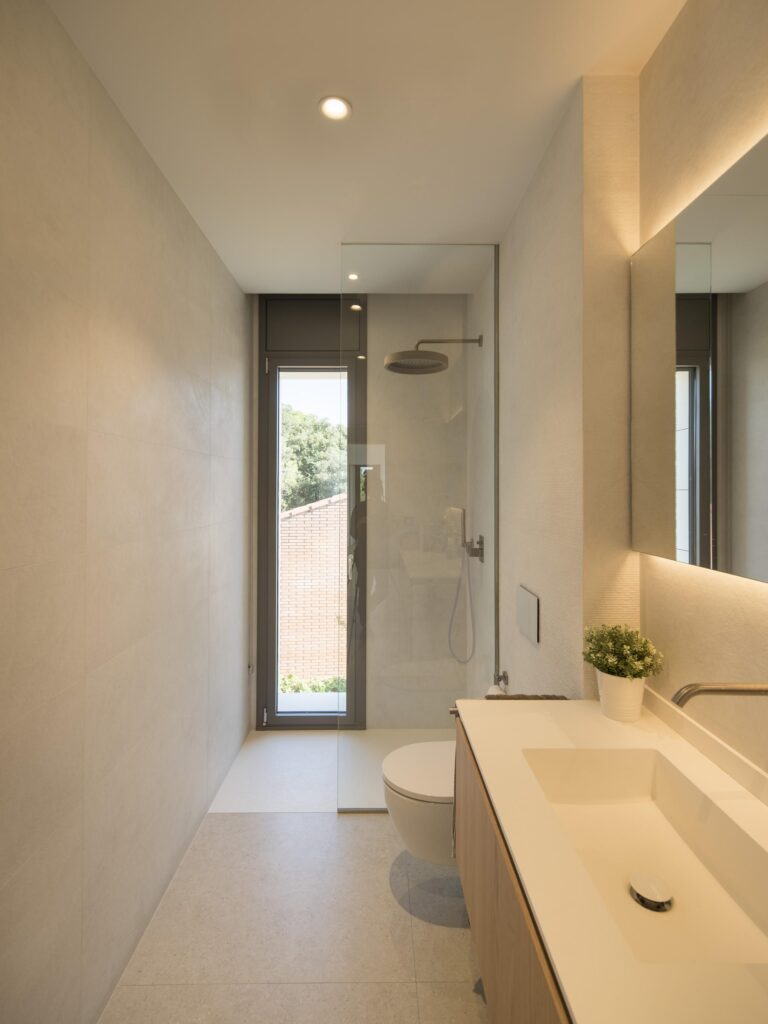 Habitatge unifamiliar aillat amb piscina desbordant a Ametlla del Valles | Chacosa Construccions
