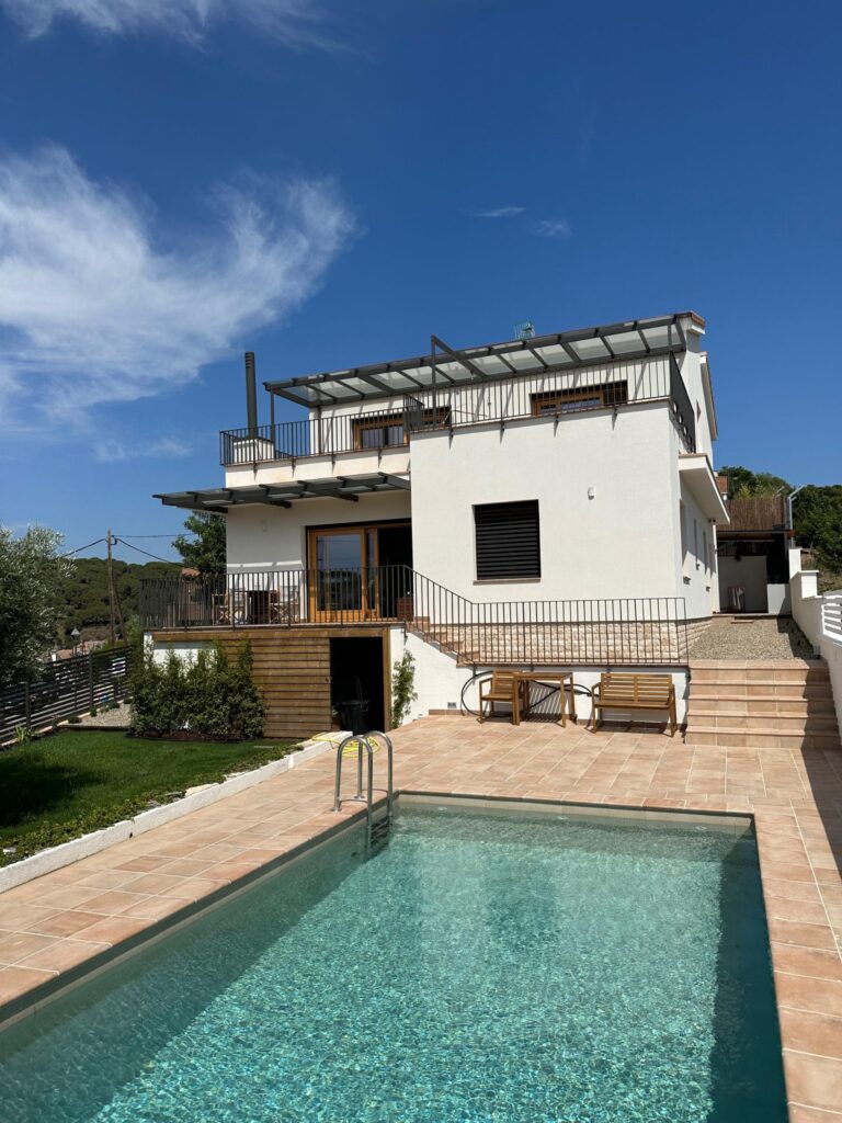 Habitatge unifamiliar amb piscina a Teia | Chacosa Construccions